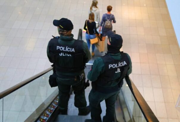 A rendőrők szigorúbban ellenőrzik a járványellenes óvintézkedések betartását