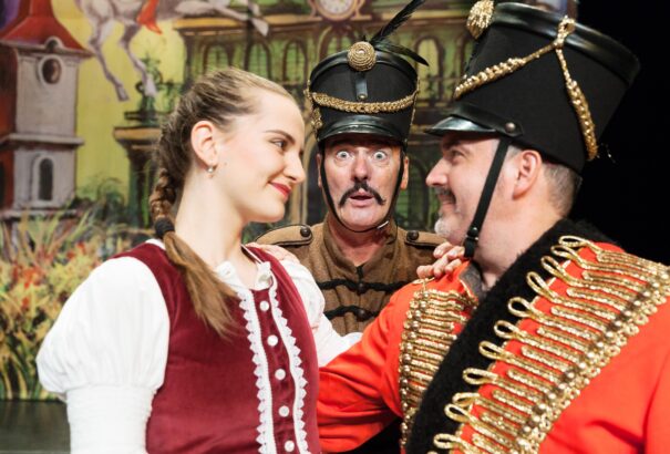 Kodály Zoltán népdalai ma is hatnak – A Háry János sikeres bemutatója a Teátrumban