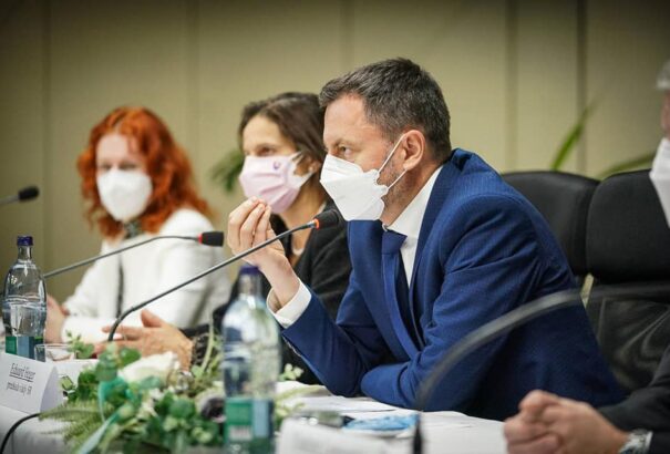 Heger megszellőztetett néhányat az új járványintézkedésekből – enyhébbek, mint amit a szakértők javasoltak