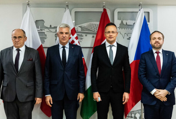 Szijjártó: A V4-ek készen állnak Lengyelország megsegítésére