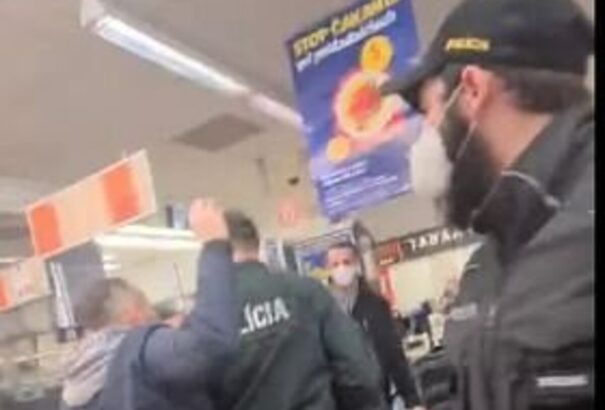 Covidos az egyik maszkellenes Lidl-s rendbontó, kórházban ápolják