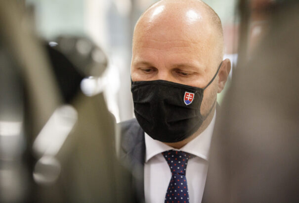 A védelmi miniszter szerint a rendőrök keményebben is felléphettek volna a maszkellenesek ellen