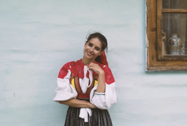 A Soros-lap véleményvezérei kigúnyolták a keresztény énekesnőt, és szellemi sérültnek nevezték a keresztényeket