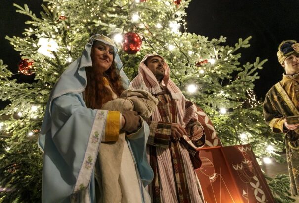 Meggyújtották a fényeket a pozsonyi Fő téren felállított karácsonyfán (videóval)