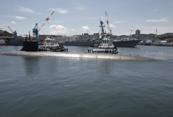 Kirúgták a tenger alatti hegynek ütköző amerikai atomtengeralattjáró parancsnokát