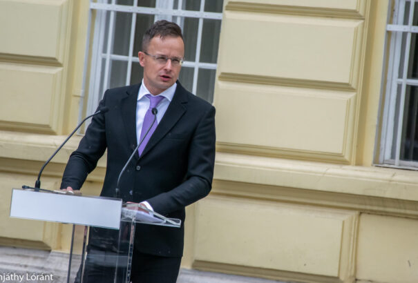 Szijjártó: az oltásokat engedélyezni, a migrációt pedig megállítani kell