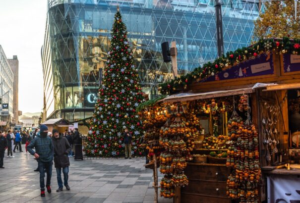Egy év kihagyás után újra megnyitotta kapuit a budapesti Vörösmarty téri karácsonyi vásár