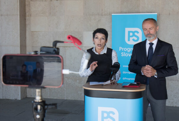 A liberális sajtó hozta, a politika viszi tovább a kultúrharcot: A progresszívok kiálltak a keresztényeket gyalázó újságírók mellett