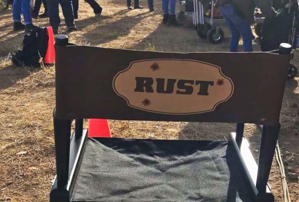 Újabb szerencsétlenség történt Baldwin westernfilmjének forgatásán – az egyik stábtagot megcsípte egy barna remetepók