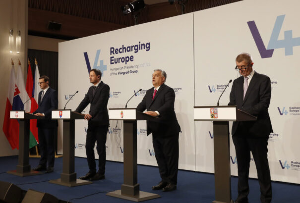 V4-es csúcs a migrációról – Orbán: Brüsszel minden politikát finanszíroz, ami növeli a migrációt