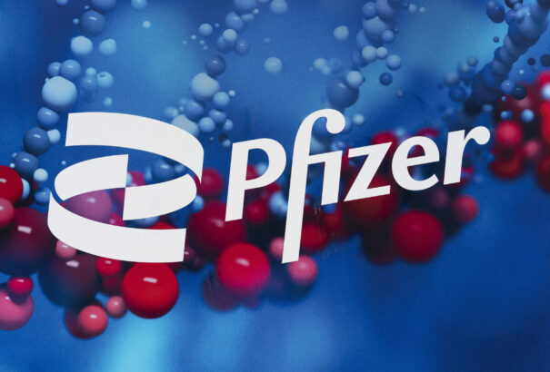 A Pfizer 95 országban engedélyezi a koronavírus elleni gyógyszerének gyártását