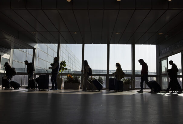 Egyre több országban egyre több embernél azonosítják az új Omikron-variánst