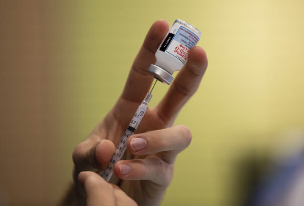 A Moderna több szívizomgyulladást okoz, de kevesebb áttöréses esetet, mint a Pfizer