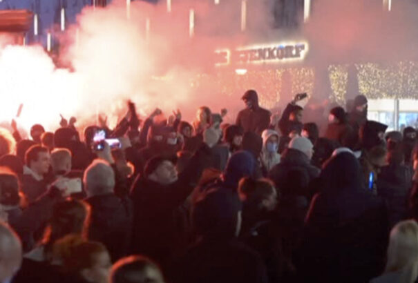 Zavargások törtek ki Hollandiában, lángoltak a rendőrautók, figyelmeztető lövések dördültek