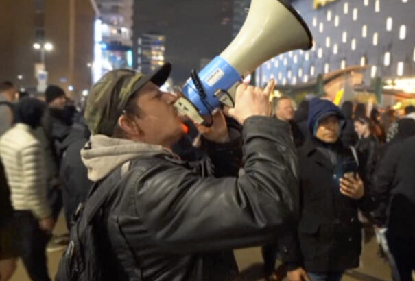 Tömegtüntetések robbantak ki szerte a világban a járványügyi szigorítás ellen