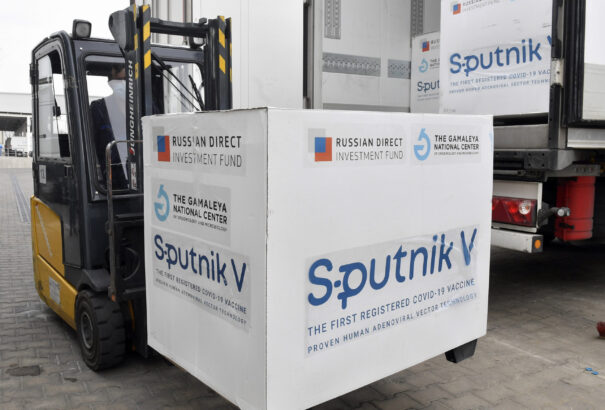 A Pfizer és az oroszok is elkezdték adaptálni vakcinájukat az Omikronhoz