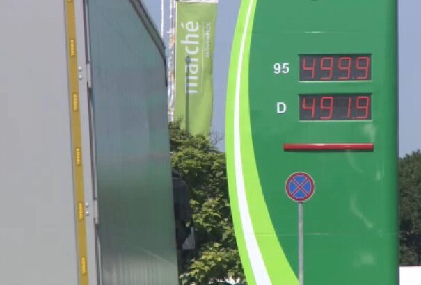 Három legyet is üthet a magyar kormány a befagyasztott benzinárral