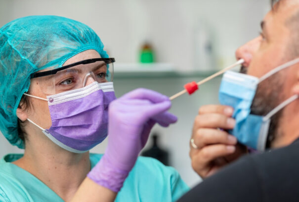 Koronavírus Szlovákiában: kedden 342 PCR-teszt mutatott pozitív eredményt, négy beteg elhunyt