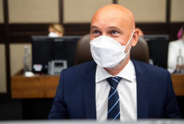 Miért maradtak nyitva az iskolák? Gröhling érvei és az ellenérvek – Szavazással