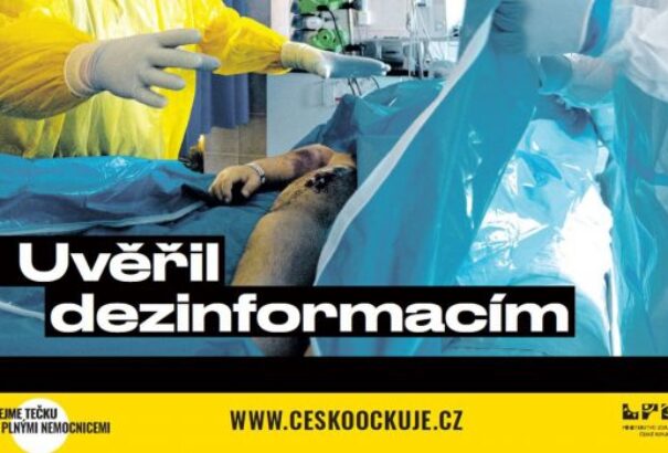 A csehek lélegeztetőgépre kapcsolt páciensek és holttestek képeivel indítanak brutális oltási kampányt