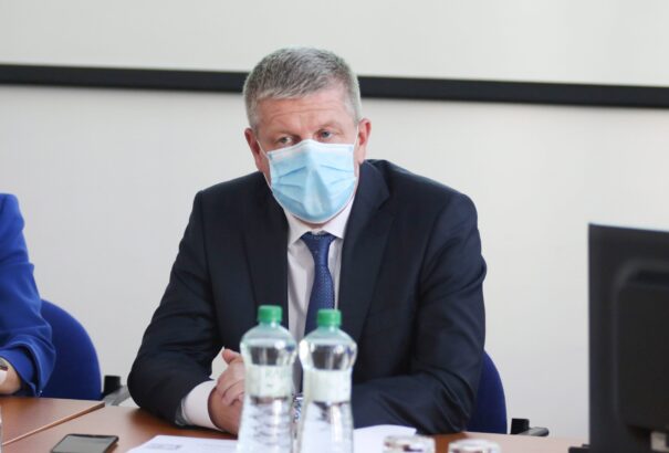 A válságstáb a kórházakban uralkodó rendkívüli helyzetről tárgyal