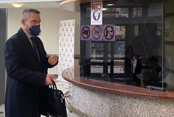 Pellegrini a NAKA-nál tesz vallomást a pezsgősdobozban rejlő kenőpénz ügyében