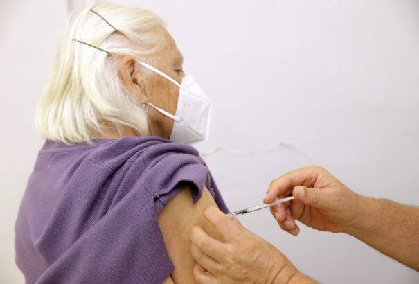 Csehország: A biztosítók már nem fogják téríteni az antigénteszteket. Oltócsapatokat küldenek a terepre