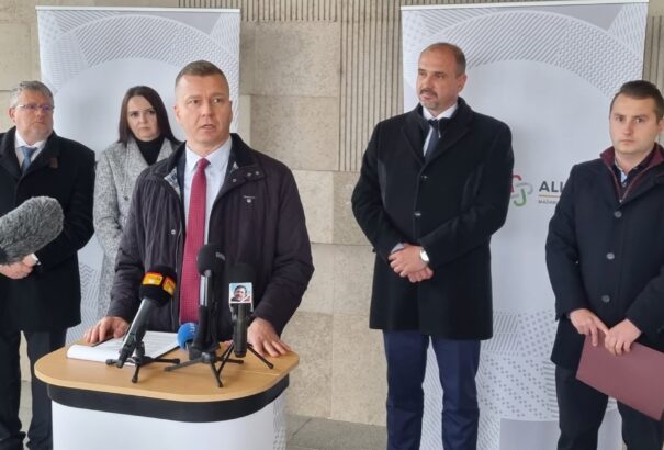 Az egészségügyi lobbi és annak háttere – A királyhelmeci kórház lefokozása ellen tiltakozott a Szövetség