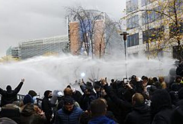 Európa-szerte tömegek tüntetnek a járvány miatti korlátozások ellen