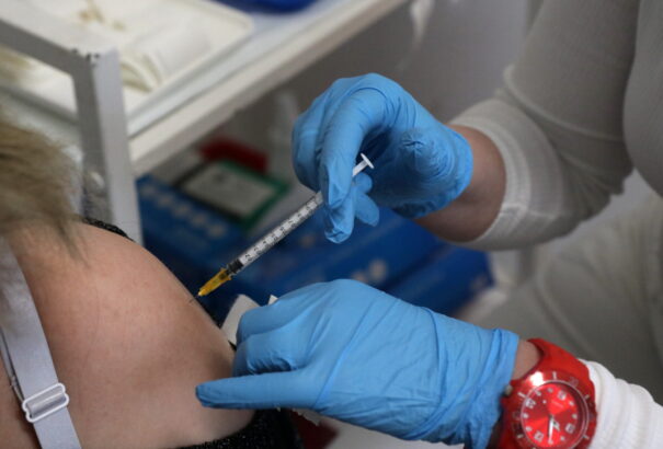 Tömegesen rohantak beoltatni magukat az osztrákok, miután a helyi kormány belengette a szigorításokat az oltatlanok számára