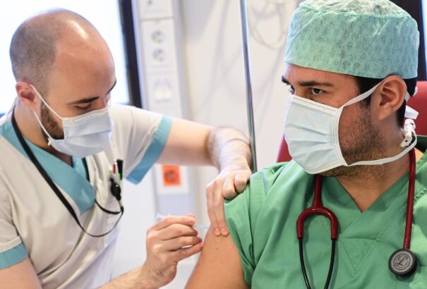 Eltilthatják Belgiumban az oltást elutasító egészségügyi dolgozókat