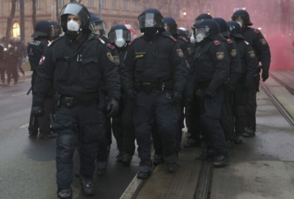 Hógolyókkal és jégdarabokkal dobálták meg a rendőröket Bécsben