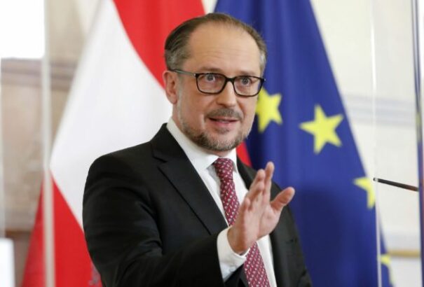 Politikai földrengés Ausztriában: Lemondott Alexander Schallenberg kancellár és Gernot Blümel pénzügyminiszter