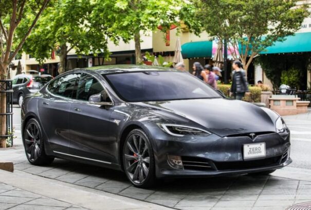 Csaknem félmillió autót hív vissza a Tesla