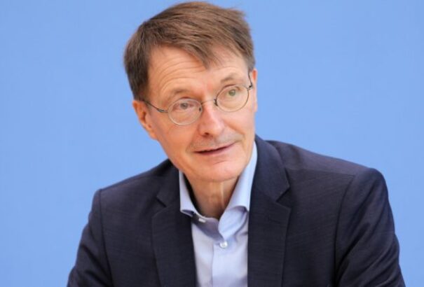 A német egészségügyi miniszter is a negyedik oltást emlegeti