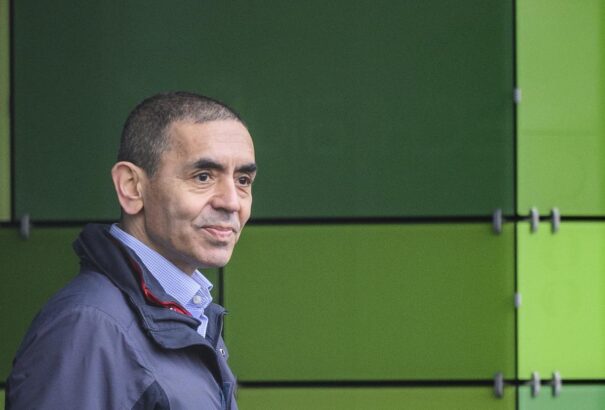 A BioNTech igazgatója szerint három oltás is kevés az omikron vírusvariáns megállításához