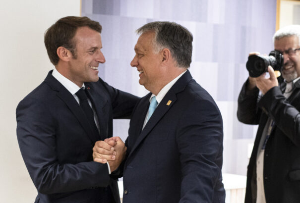 Még decemberben találkozik Macron a V4-es kormányfőkkel Budapesten