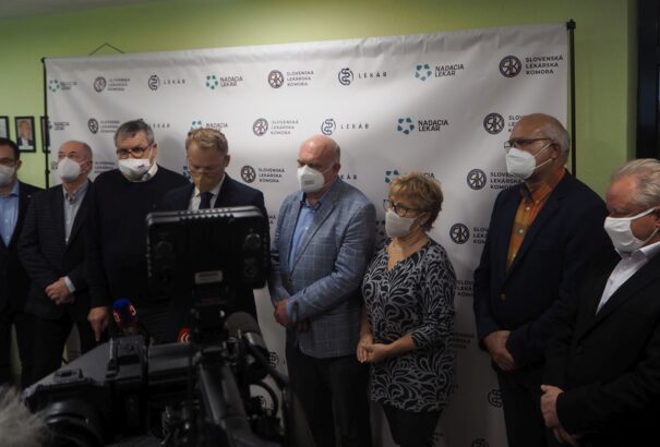 A Szlovák Orvosi Kamara elnöke szerint meg kell tanulnunk számolni a járvány hullámait és együtt élni vele