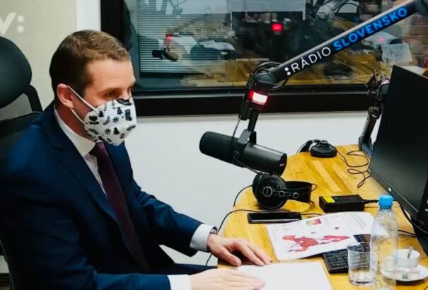 Klus: Itt az Omikron, szigorítani kellene a határokon