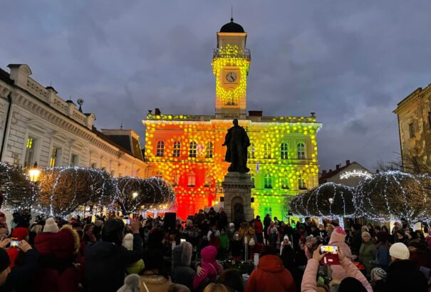 Advent negyedik vasárnapján ünnepi fénybe öltözött Komárom főtere