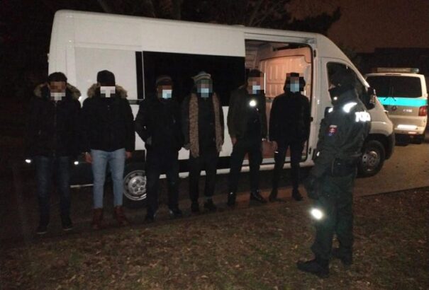 Bécsbe tartó illegális migránsokat fogtak Pozsonyban