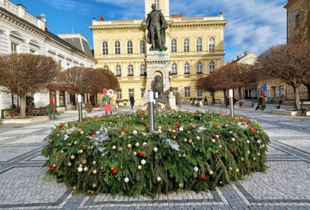 Ünnepi díszbe öltözött Komárom városa – Képekkel