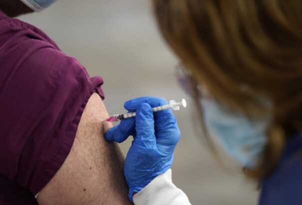 Lengyelországban az egészségügyi dolgozóknak és a tanároknak kötelező lesz az oltás