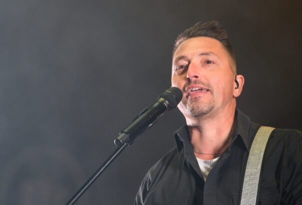 Ákos arra biztat, erősítsük meg a szellemi immunrendszerünket