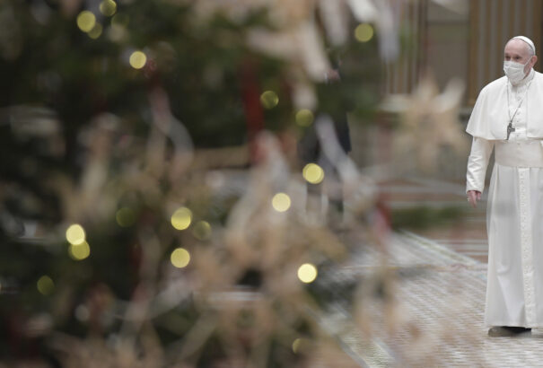 Ferenc pápa a Szent Péter-bazilikában vezeti a karácsonyi vigíliát, több ezer hívőt várnak