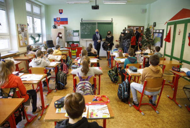 Akkor is kell járniuk a gyerekeknek iskolába, ha a szülők tartanak a fertőzéstől? Kérdések és válaszok lockdown idején