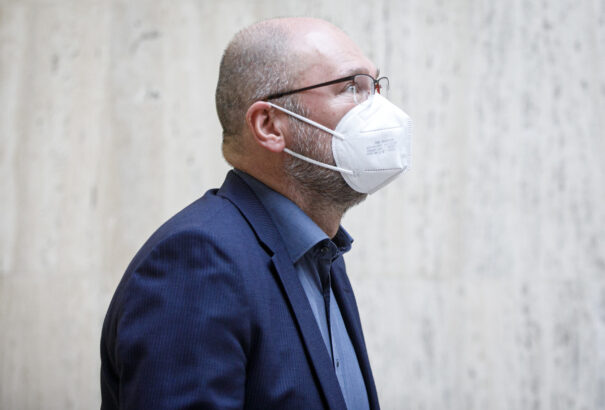 Sulík sajtótájékoztatóján adott tippeket arra, hogyan éljenek vissza az emberek az 500 eurós utalványokkal