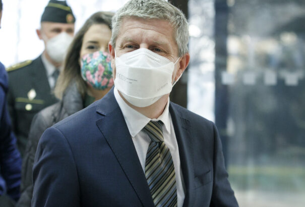 Az egészségügyi dolgozók húzzák az igát, a miniszter meg Ománban szilveszterezik