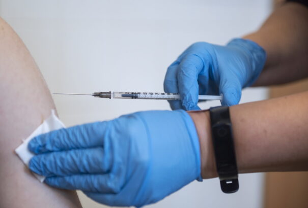 Aggasztó hírek érkeztek a Pfizer harmadik oltásának Omikronnal szembeni hatékonyságáról