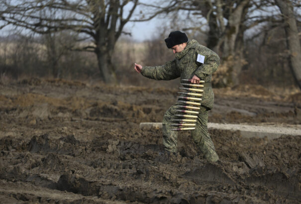 Több mint tízezer orosz katona hagyja el az ukrán határt